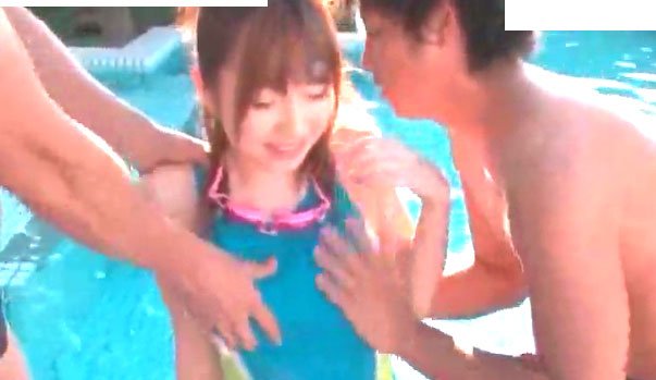 三嶋沙希 スクール水着美女と野外のプールで濃厚接触エロ3Ｐ潮吹きSEX!　