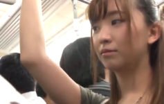 美女OL痴漢潮吹きSEX!　喘ぎ声を必死に堪えて男の指技攻めで逝きまくり！