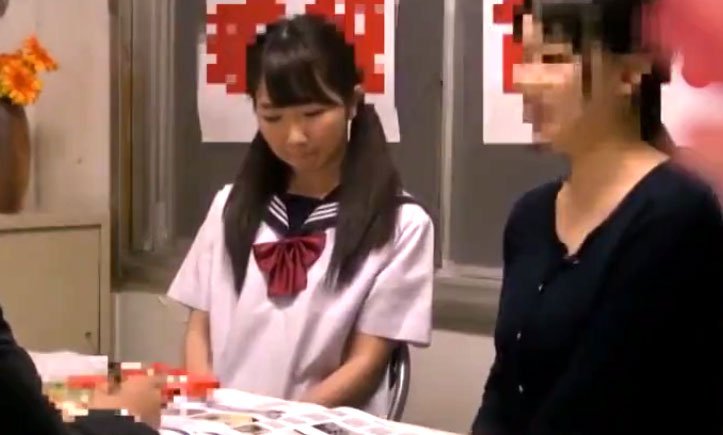 セーラー服ＪＫ潮吹きSEX!　パイパン秘部に媚薬を鬼盛りされ強制発情アクメ！