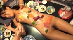 竹田ゆめ おさげ髪姿が初々しい美少女温泉コンパニオンが女体盛り激逝き潮吹き乱交SEX!!