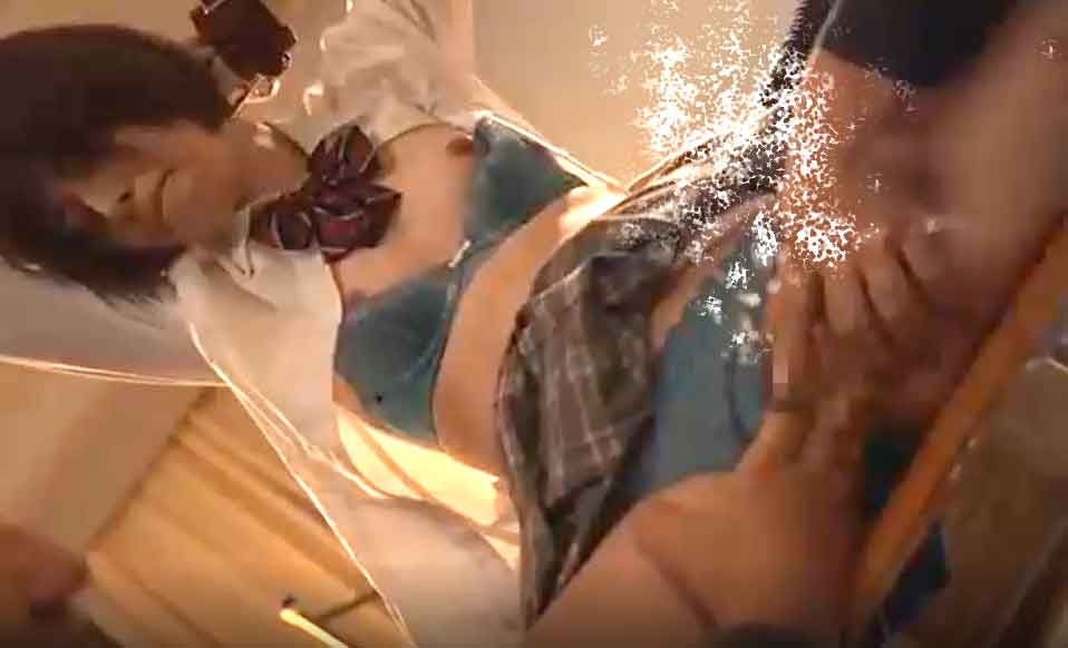 月乃ルナ クリトリスをいじり倒され大量潮吹き!拘束されてしまった制服JKが媚薬を盛られて堕ちまくり♡