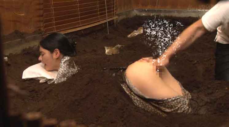 潮吹き　美人お姉さん　砂風呂で中出しフィニッシュ