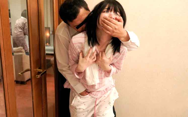 花狩まい 強制潮吹きSEX!!初々しい制服JKが親がすぐ傍に居る鬼畜状況で襲われまくり♡